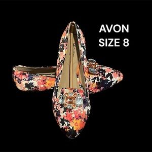 NWT AVON WOMENS FLORAL FLATS IN SIZE 8